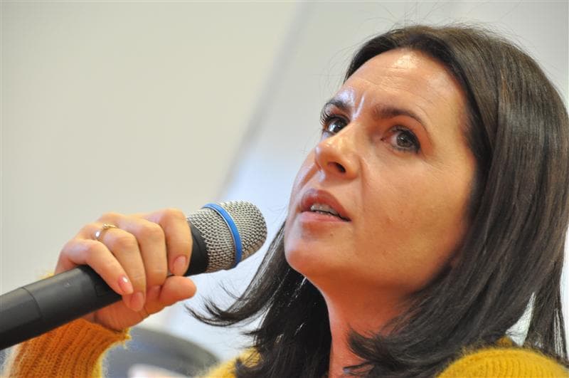 Adriana Saftoiu vorbeste acum! In public.